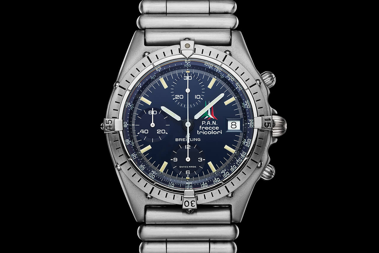 百年靈 Chronomat B01 42 Frecce Tricolori 限量版，藍色表盤和同色計時盤