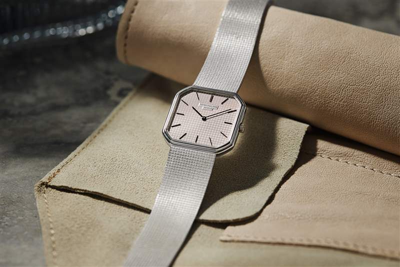 復(fù)古手表兩枚金百達翡麗，一枚 1980 年代帶有世界時間表圈的 Sinn 計時碼表，以及一枚 1974 年勞力士蠔式萬年歷腕表-復(fù)刻表