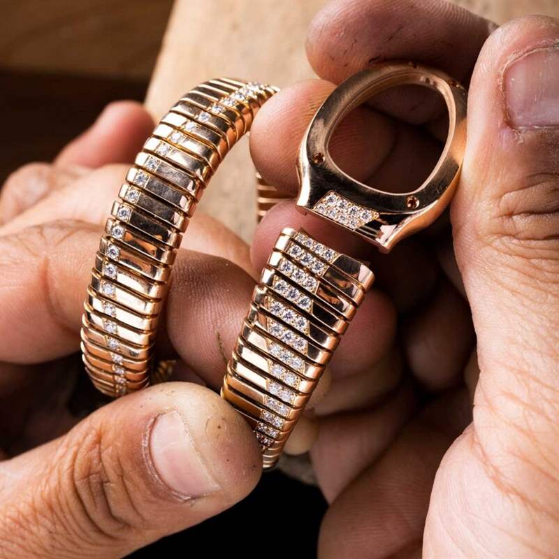 寶格麗Serpenti Tubogas Infinity呈現(xiàn)出活靈活現(xiàn)的靈蛇曲線-復刻表